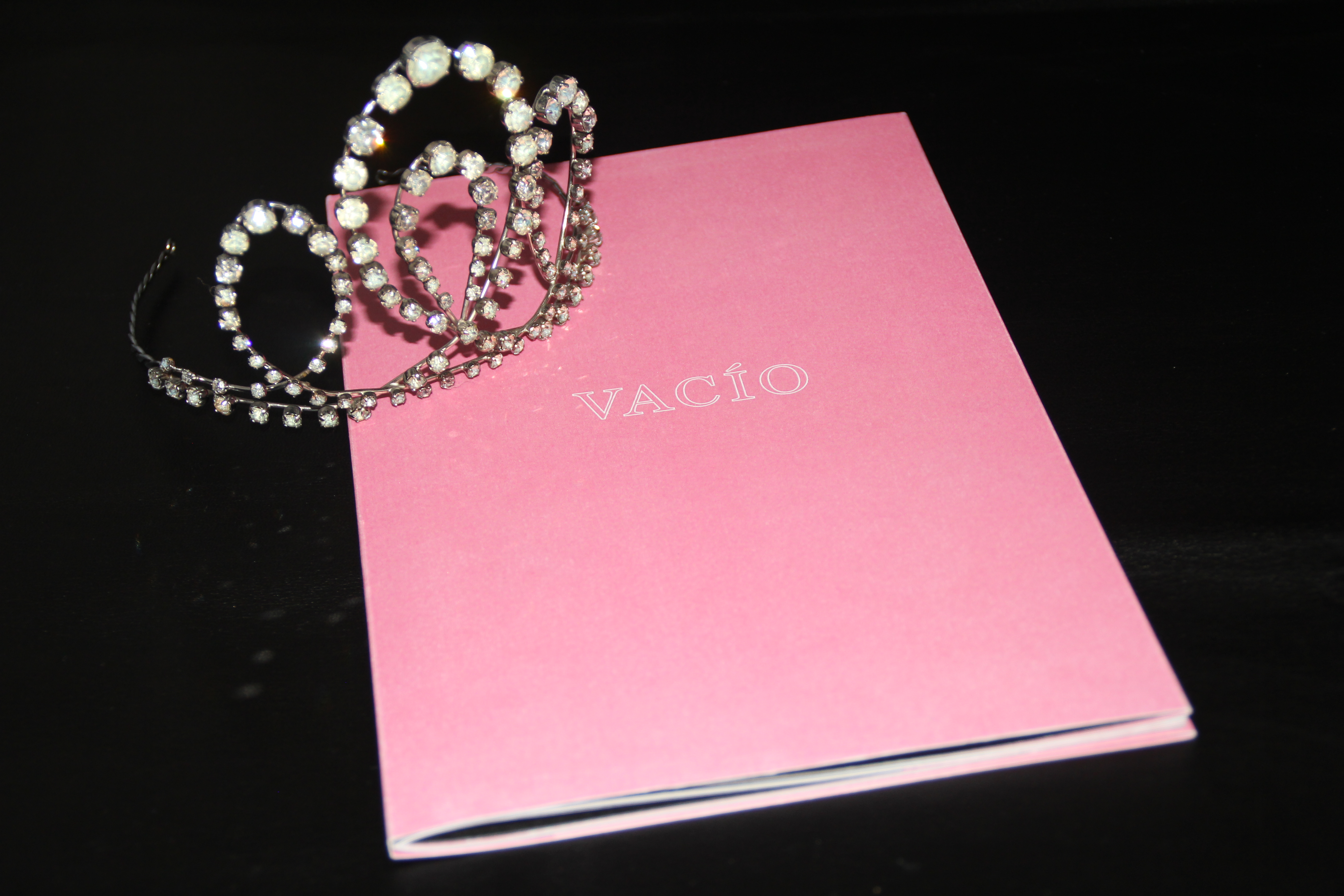 Vacío portada con corona